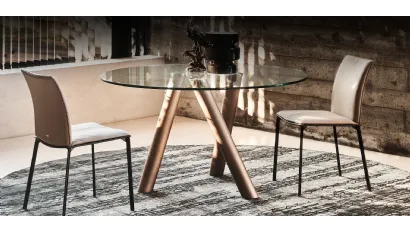 Tavolo rotondo con tre gambe in acciaio tubolare e piano in cristallo Ray di Cattelan Italia