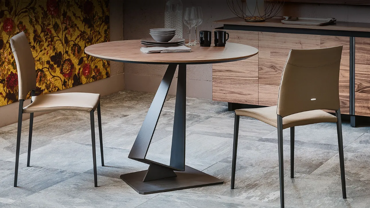 Tavolo rotondo con piano in legno e base in acciaio Roger di Cattelan Italia