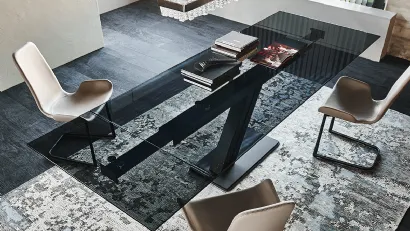Tavolo allungabile on base in metallo e piano in cristallo fumè Zeus Drive di Cattelan Italia
