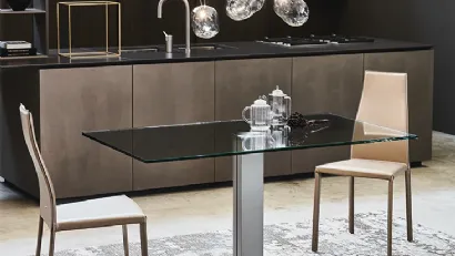Tavolo rettangolare con piano in cristallo e base in acciaio inox Elvis di Cattelan Italia