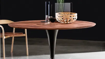 Tavolo Flûte Wood con piano rotondo in legno e base in metallo laccato di Sovet