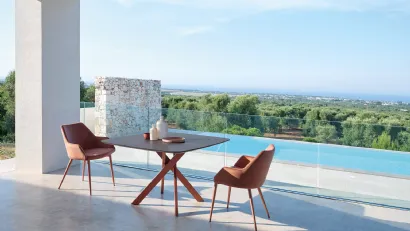 Tavolo rotondo in legno con base in metallo Giotto T25 di Friulsedie
