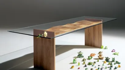 Tavolo di design in legno con top in vetro trasparente Ripples di Horm