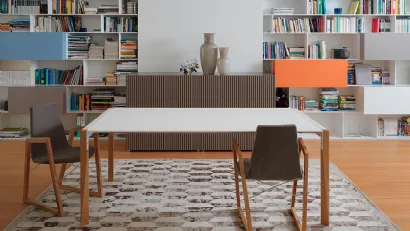 Tavolo con gambe in legno massello e top in Fenix Tango di Horm