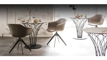 Tavolo rotondo con top in ceramica Marmi e base in acciaio intrecciato Nido Keramik Bistrò di Cattelan Italia