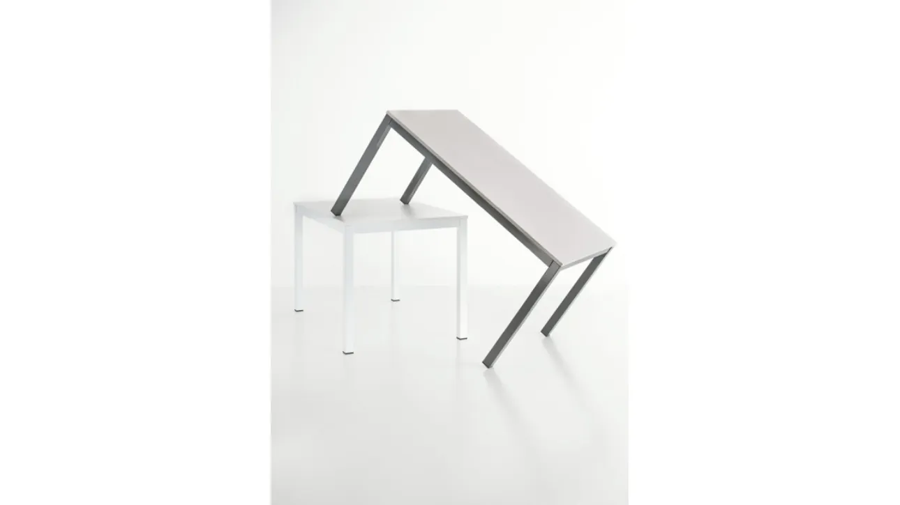 Tavolo Olimpo rettangolare o quadrato con top in laminato e base in metallo di Veneta Cucine