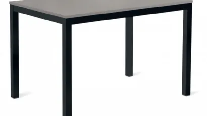 Tavolo Olimpo con top in laminato e base in metallo di Veneta Cucine
