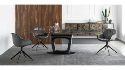 Tavolo ellittico allungabile con piano in ceramica e basamento in poliuretano con piastra in metallo Orbital di Calligaris