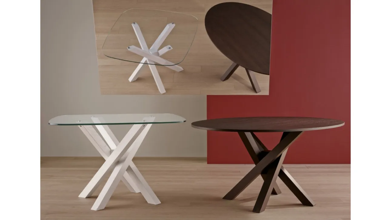 Tavolo quadrato in vetro e rotondo in laminato, entrambi con struttura in massello Sache di Veneta Cucine