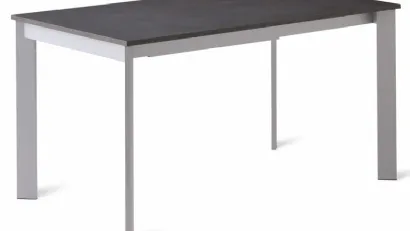 Tavolo Sigma con top in laminato e gambe in metallo di Veneta Cucine