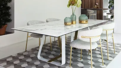 Tavolo rettangolare con piano in ceramica effetto marmo e basamento in metallo Sunshine di Calligaris
