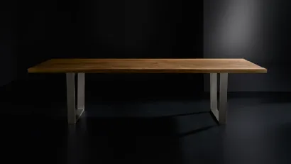Tavolo Vero Compact Minimal in legno massello con gambe in metallo di Arte Brotto