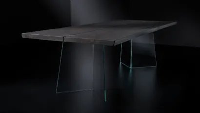 Tavolo Vero V Glass con top in legno massello e base in vetro extra chiaro di Arte Brotto