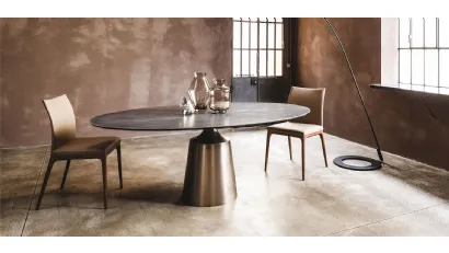 Tavolo con base monolite in acciaio verniciato e piano in ceramica Yoda Keramik di Cattelan Italia