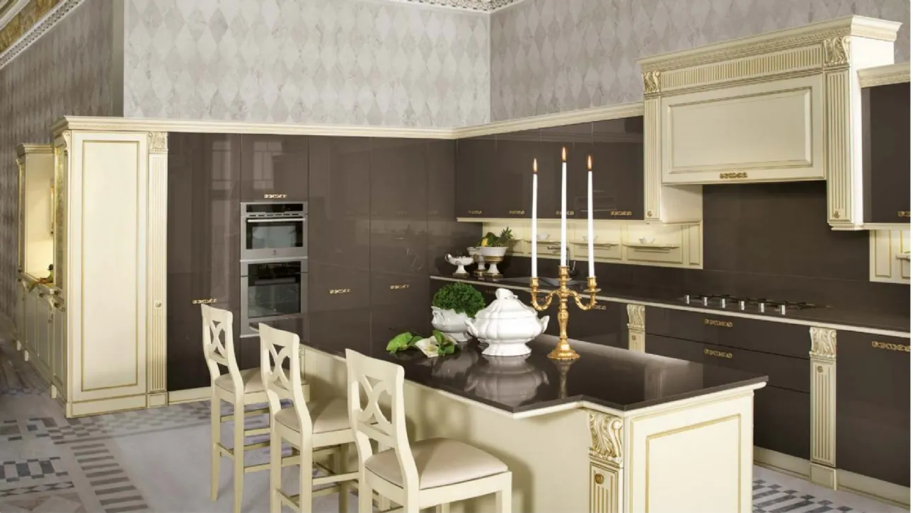 Cucina classica in legno chiaro e laccato scuro Mirabeau Chantilly di Veneta Cucine
