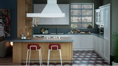 Cucina Classica con penisola Pavese in Frassino laccato Bianco e Rovere naturale  di Veneta Cucine