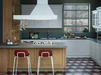 Cucina Classica con isola Pavese in Frassino laccato Bianco e Rovere naturale  di Veneta Cucine