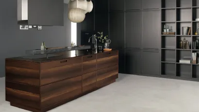 Cucina Design con isola Factory 02 in Rovere palustre con top in granito Antic Brown spazzolato di Key Cucine