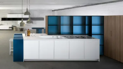 Cucina Design con penisola Glas in Vetro finitura Bianco e Blu di Key Cucine