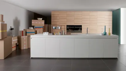 Cucina Design in Noce Canaletto con isola in materiale ecologico Swanstone Inside di Key Cucine