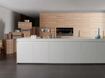 Cucina Design in Noce Canaletto con isola in materiale ecologico Swanstone Inside di Key Cucine