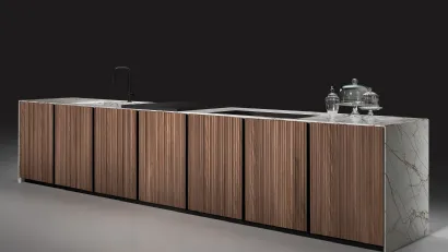 Cucina Design lineare KU45 Stripe in Noce Canaletto con top e fianchi in marmo Melbourne di Key Cucine