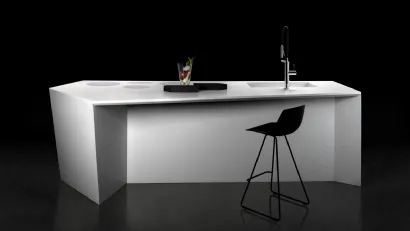 Cucina Design a isola dalla forma irregolare e scultorea Y45 in Corian Bianco di Key Cucine