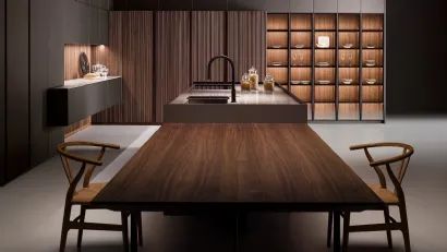 Cucina Design con isola Strip in Noce Canaletto e finitura Metallo Liquido di Key Cucine