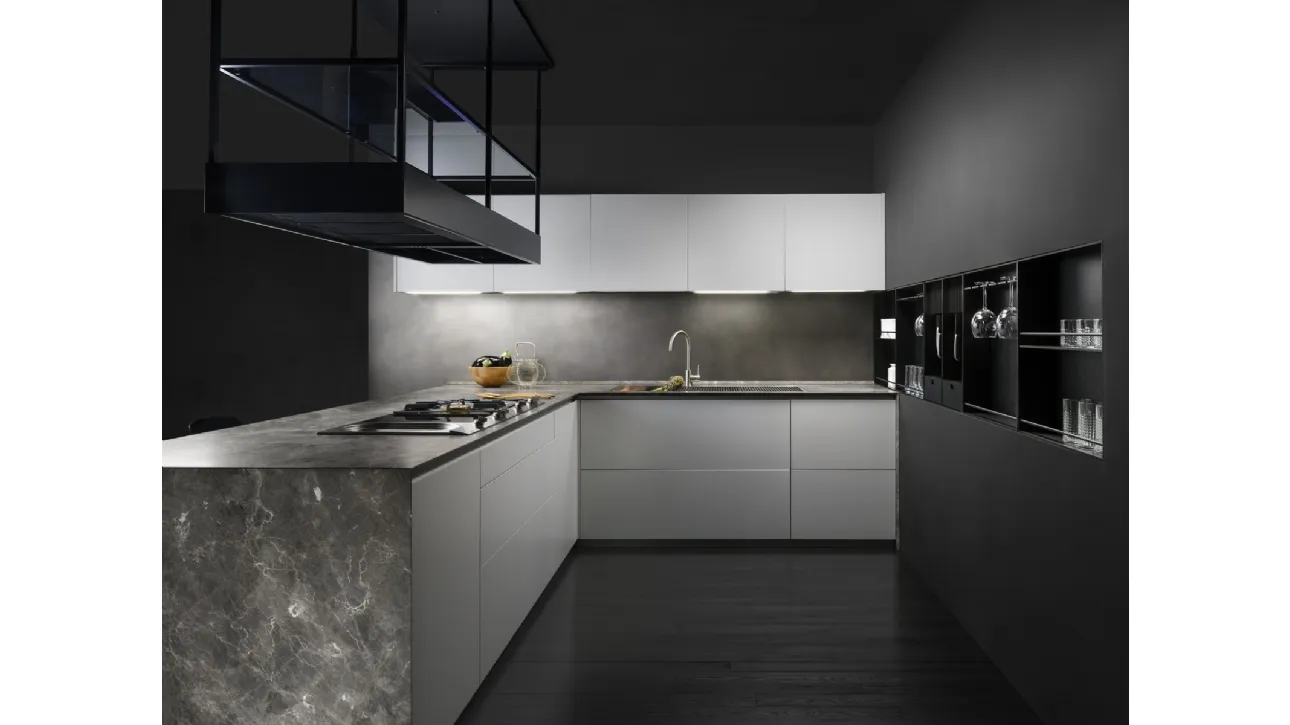 Cucina Design con penisola Volumi in acrilico Grigio chiaro e top e fianchi in marmo Jolie Grey di Key Cucine