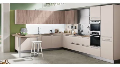 Cucina Moderna Carrera angolare con penisola in laccato Beige di Veneta Cucine