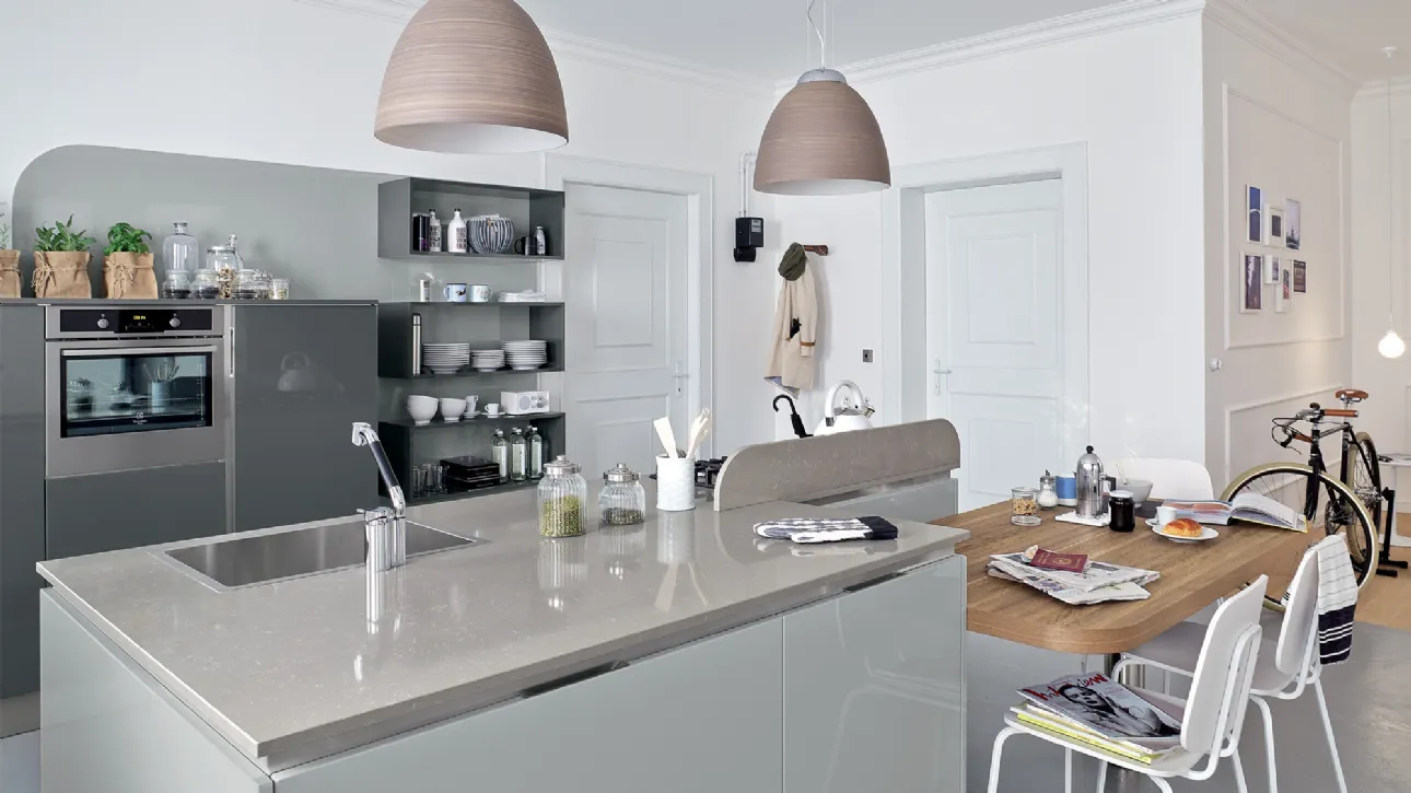 Cucina Moderna con isola Carrera in laccato lucido Grigio Metallo e Vulcano di Veneta Cucine