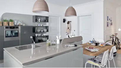 Cucina Moderna con isola Carrera in laccato lucido Grigio Metallo e Vulcano di Veneta Cucine