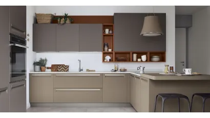 Cucina Moderna Carrera con penisola in laccato Malto e Gianduia di Veneta Cucine