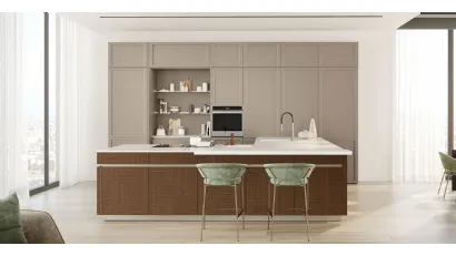 Cucina Moderna Convivio con colonne in laccato opaco Grigio Velasca e ante penisola in finitura Mosaico Marrone Dek di Veneta Cucine