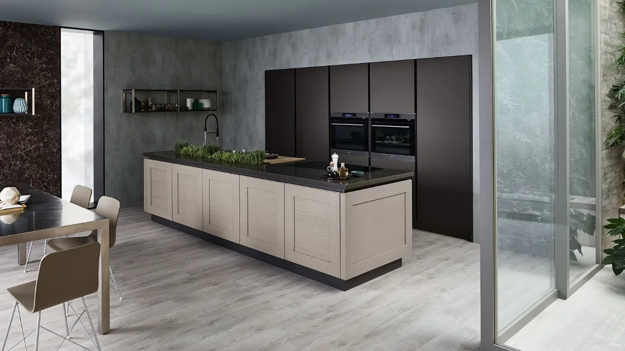 Cucina Moderna lineare Dialogo in Rovere Decapè Argilla e laccato Silk Grigio Piombo di Veneta Cucine