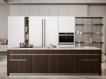 Cucina Moderna con isola Iconica in Rovere Scuro Canneté e Bianco Perla di Veneta Cucine