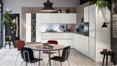 Cucina Moderna Like angolare in laccato lucido Bianco Burro e Olmo Neutro di Veneta Cucine
