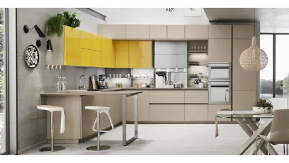 Cucina Moderna Lounge 13 angolare con penisola in laccato Beige Ecru opaco e Giallo Girasole lucido di Veneta Cucine