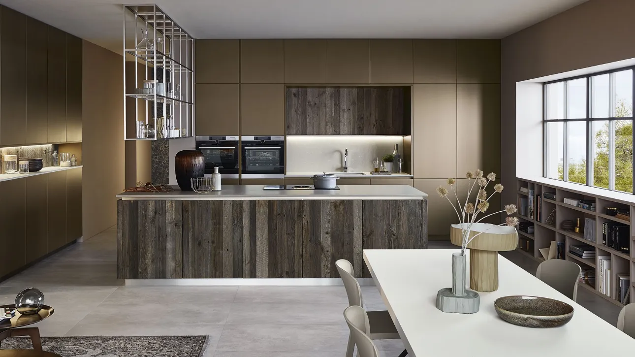 Cucina Moderna Lounge con isola in laccato metallo liquido Bronzo e Abete ossidato di Veneta Cucine