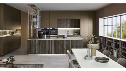 Cucina Moderna Lounge con isola in laccato metallo liquido Bronzo e Abete ossidato di Veneta Cucine