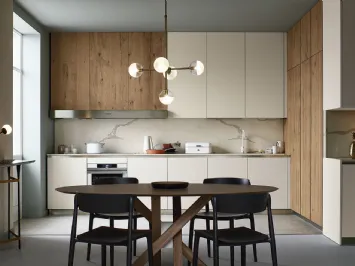 Cucina Moderna lineare Lounge in Fenix Bianco Kos e Rovere nodoso chiaro di Veneta Cucine