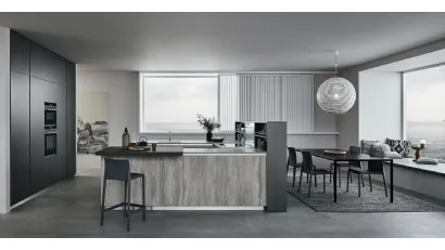 Cucina Moderna con isola Lounge in laccato Pro Metallo Liquido Mercurio e Quercia Grigio di Veneta Cucine