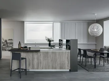 Cucina Moderna con isola Lounge in laccato Pro Metallo Liquido Mercurio e Quercia Grigio di Veneta Cucine