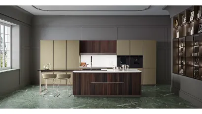 Cucina Moderna con isola Lounge in Vetro laccato opaco Verde e Canneté Rovere Scuro di Veneta Cucine