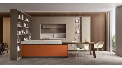 Cucina Moderna con penisola Lounge in Vetro laccato Arancio e laccato opaco Camoscio di Veneta Cucine