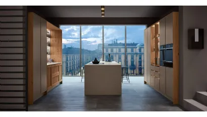 Cucina Moderna Milano con isola in laccato Beige e Rovere Nodoso chiaro di Veneta Cucine