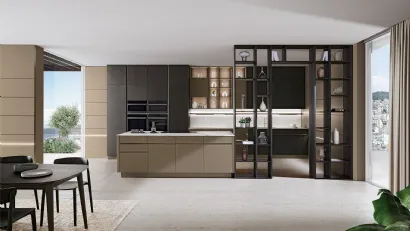 Cucina Moderna con isola Iconica in Vetro Cappuccino liscio e cannettato, basi colonne e pensili in Frassino scuro di Veneta Cucine