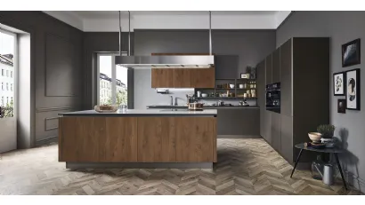 Cucina Moderna Ri-flex 02 con isola in Olmo antico e vetro laccato opaco Marrone Oliva di Veneta Cucine