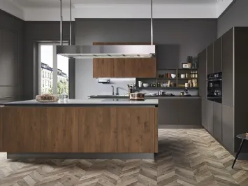 Cucina Moderna Ri flex con isola in Olmo antico e vetro laccato opaco Marrone Oliva di Veneta Cucine