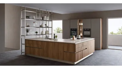 Cucina Moderna Oyster con isola in finitura Leccio Cognac di Veneta Cucine